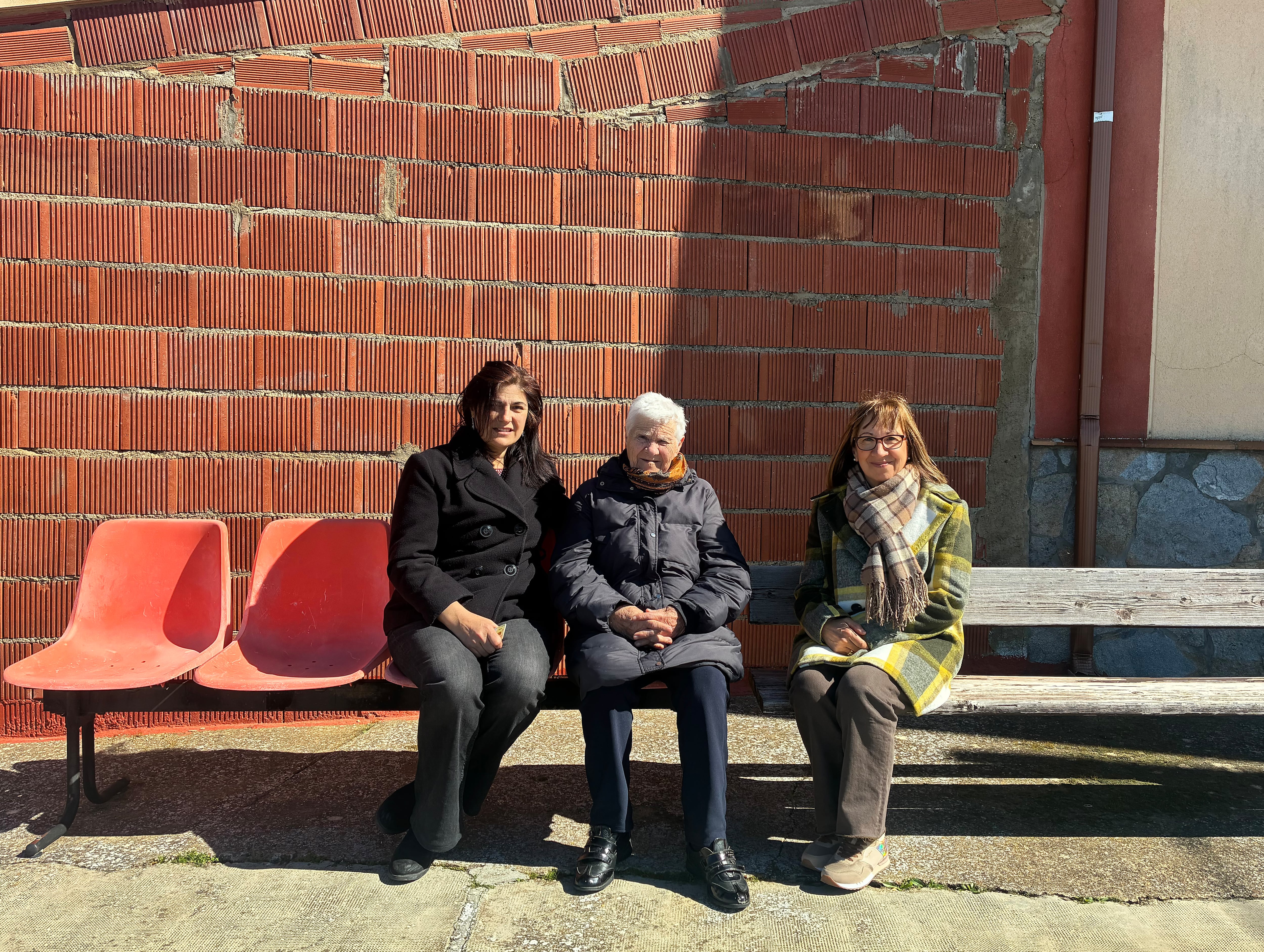 Una familia toma el sol antes de votar en Izagre (León)
