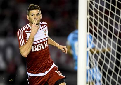 Lucas Alario celebra su conquista de penal en el 4 a 1 sobre Temperley.