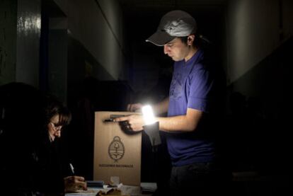 Un vecino de Buenos Aires vota en un colegio electoral de la capital.