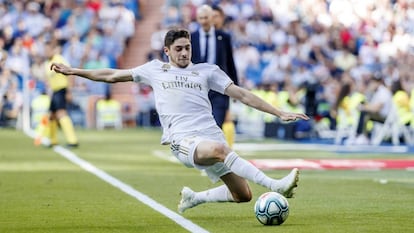 Fede Valverde trata de controlar la pelota en el partido contra el Granada.