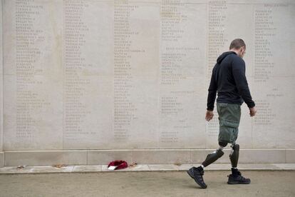 Un militar, frente al National Memorial Arboretum, en Alrewas (Inglaterra)