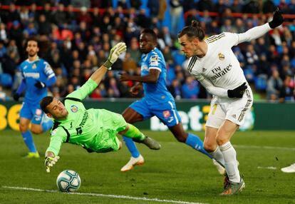 El portero del Getafe, David Soria, salva un disparo de Gareth Bale, del Real Madrid.