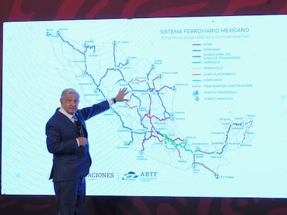 Andrés Manuel López Obrador muestra un mapa del sistema ferroviario mexicano, durante su conferencia matutina de este miércoles.