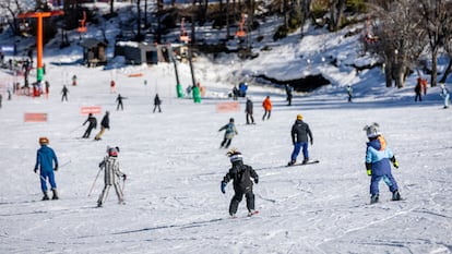 Turistas se deslizan en la nieve de los Nevados de Chillán.