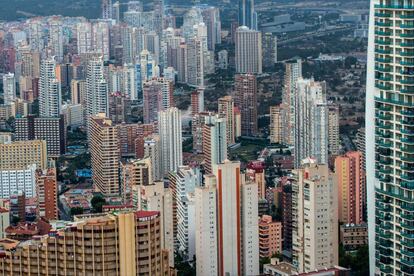 Torres de edificios con hoteles y apartamentos en Benidorm