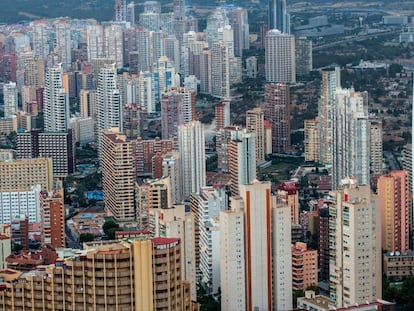 Torres de edificios con hoteles y apartamentos en Benidorm