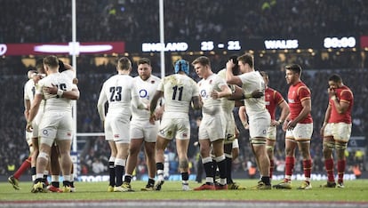 Los jugadores de Inglaterra celebran el triunfo ante Gales.