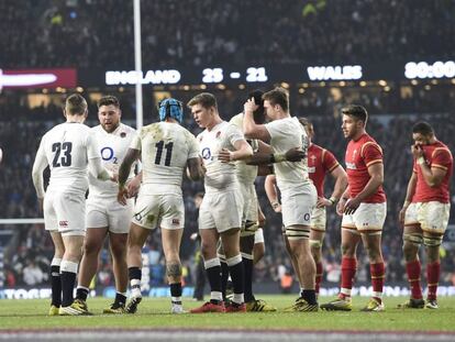 Los jugadores de Inglaterra celebran el triunfo ante Gales.