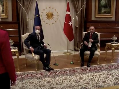 La presidenta de la Comisión, Ursula von der Leyen, de pie, mientras el presidente del Consejo Europeo, Charles Michel, y el presidente de Turquía, Recep Tayyip Erdogan, se sientan en las dos únicas butacas disponibles durante su encuentro en Ankara el pasado 6 de abril.