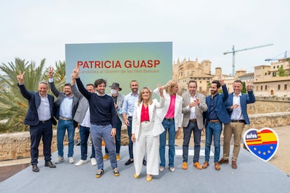 La portavoz nacional de Ciudadanos y candidata de CS al Gobierno de Baleares, Patricia Guasp, en el centro, junto a dirigentes del partido, en un acto de precampaña, este sábado, en Palma.  