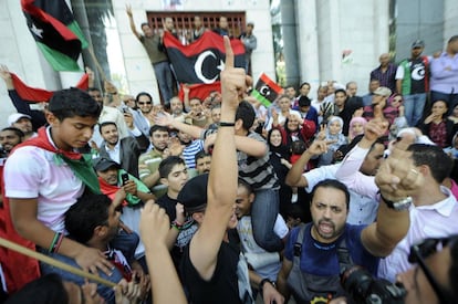 Tunecinos y refugiados libios celebran en las calles de Túnez la muerte de Gadafi.