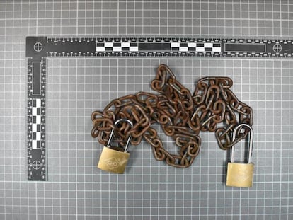 Las cadenas con las que el agresor mantuvo retenida a la víctima.