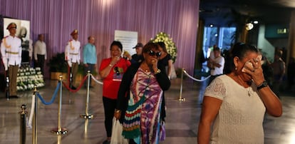 Mulheres se despedem de Fidel Castro, morto na sexta-feira. Fila se forma no Memorial José Martí, na Praça da Revolução em Havana. Desfile popular em homenagem ao fundador da revolução abre sete dias de honras fúnebres que se encerrão no domingo com a sepultura em Santiago de Cuba