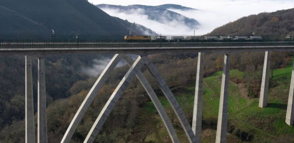 Prueba de carga en el viaducto de Teixeiras, en el trazado del AVE a Galicia.