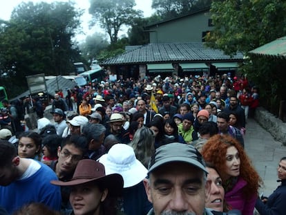 Aglomeraciones a la entrada de la ciudadela a las siete de la mañana, en la que se mezclan los visitantes del primer turno con quienes va a subir al Wayna Picchu.