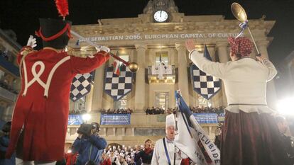 Momento de la izada de la bandera de San Sebastián en la plaza de la Constitución.