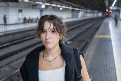 María Manuela Martínez en el andén de la estación de Sants de Barcelona, este lunes.