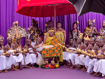 Por segunda vez en sus 60 años de historia, el calendario Pirelli se ha trasladado a un país africano para las sesiones de fotos. Uno de los protagonistas que Prince Gyasi retrató en su país natal fue Otumfuo Osei Tutu II, rey del imperio de los Ashanti de Ghana —que en 2024 celebra sus 25 años en el trono—.