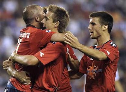 Pandiani celebra su gol con sus compañeros.