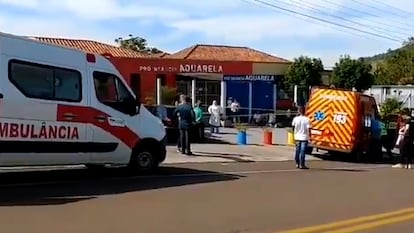 Escena de la escuela infantil donde un joven ha matado a tres niños y dos adultas a cuchilladas en el sur de Brasil.