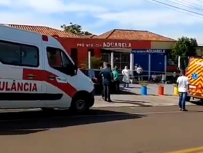 Escena de la escuela infantil donde un joven ha matado a tres niños y dos adultas a cuchilladas en el sur de Brasil.