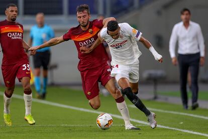 En-Nesyri, autor del segundo gol del Sevilla, se marcha de Cristante.