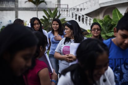 Lesbia (centro) escucha al grupo de adolescentes tras terminar el ensayo de su obra, que ha sido resultado de uno de los muchos talleres que imparten Las Poderosas.