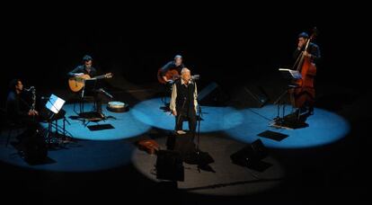 Raimon, en un concierto ofrecido en Xàtiva en mayo de 2010.