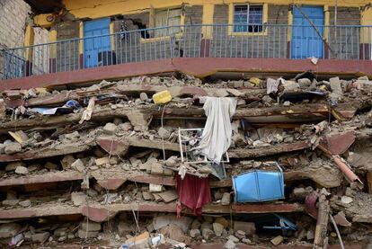 Ruinas de un edificio de siete pisos que se derrumbó durante la noche en el suburbio de Nairobi.