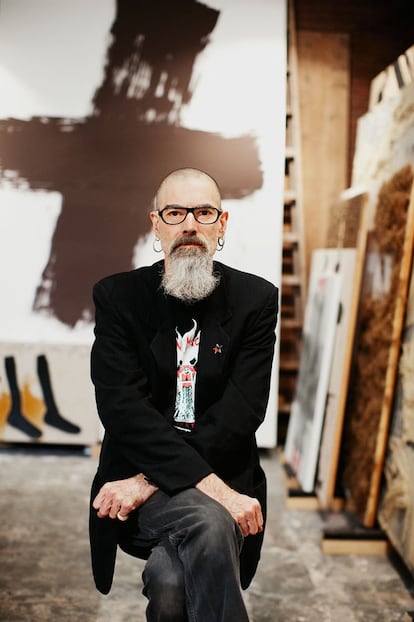 Miquel, hijo de Antoni Tàpies, en el estudio de su padre.