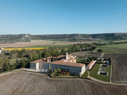 Iglesia, hotel y viñedos de Abadía Retuerta. El bosque en proceso de reforestación queda al fondo, a la izquierda.