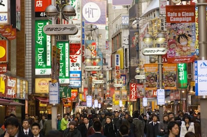 En Japón se vende todo lo que la humanidad pueda comprar: electrónica, grandes marcas, complementos, ropa deportiva, curiosidades de todo tipo… La oferta de Tokio aturde: desde sandías a 10.000 yenes (74 euros) a curiosidades en tiendas de todo a 100 yenes (74 céntimos de euro). Se puede ir a las ‘boutiques’ de Ginza para ver a los famosos de compras o sumarse a los meros mortales en Shibuya y Shinjuku. Toda visita a Tokio será incompleta sin el mercado de pescado de Tsukiji, el mayor de su género en el mundo.