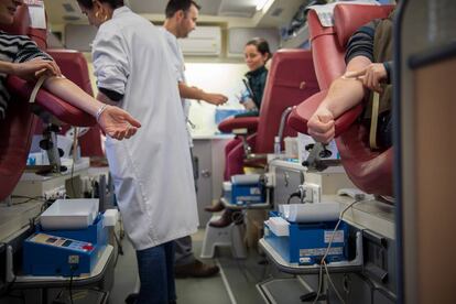 Varios voluntarios donan su sangre.