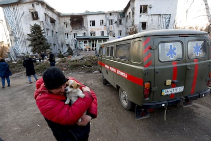 Imagen de la fachada de un hospital de Volnovakha, una ciudad de Ucrania, que fue atacado el 27 de marzo de 2022.