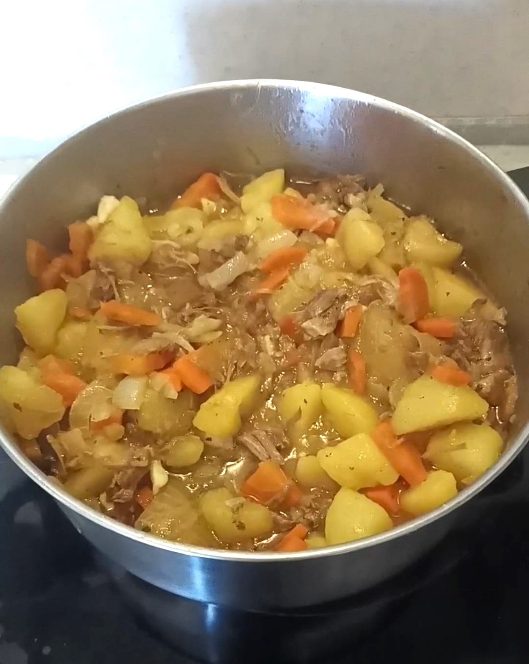 Estofado cocinado con la última tushonka del granjero Oleksander.