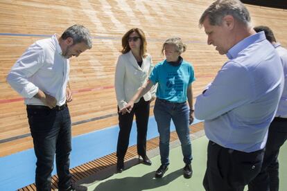 Maria José Lecha (CUP) assenyala el candidat socialista Jaume Collboni (PSC), acompanyats de la resta de candidats.