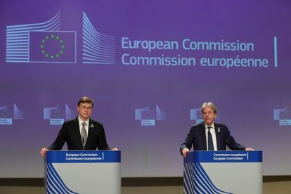 El vicepresidente de la Comisión Europea, Valdis Dombrovskis, junto al comisario de Economía, Paolo Gentiloni.