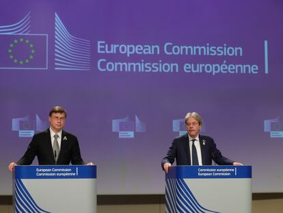 El vicepresidente de la Comisión Europea, Valdis Dombrovskis, junto al comisario de Economía, Paolo Gentiloni.