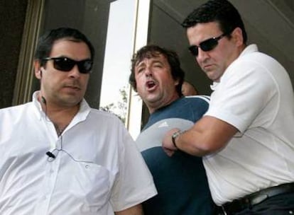Jaime Jiménez Arbe es custodiado por dos agentes a su salida del tribunal de Figueira da Foz (Portugal), donde declaró durante varias horas.