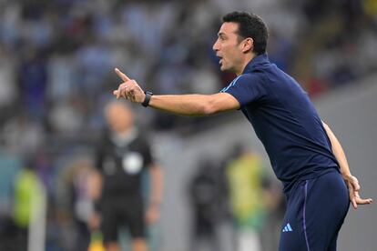 El entrenador de la selección Argentina, Lionel Scaloni, durante el partido Argentina-Australia, el 3 de diciembre en el Mundial de Qatar 2022. 