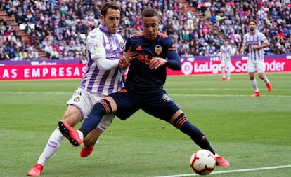 Rodrigo protege el balón ante Kiko Olivas.