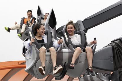 Jóvenes disfrutan en una de las atracciones del nuevo parque Disney Shanghái, en Shanghái.