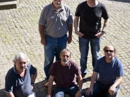 Cinco dos seis integrantes de Milladoiro, na entrada do Museo do Pobo Galego de Santiago.