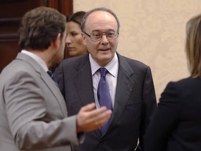 El gobernador del Banco de Espa&ntilde;a, Luis Mar&iacute;a Linde, a su llegada al Congreso de los Diputados 