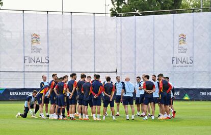 Charla de Luis de la Fuente a la selección española antes de la final de la Liga de las Naciones.