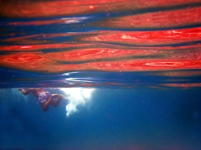 Bañándose en el mar que el sol transforma a su antojo