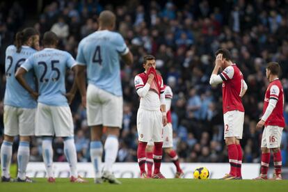 Özil se dispone a sacar de centro después de uno de los goles del Manchester