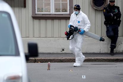 Policial trabalha em um dos lugares onde um homem de 37 anos armado com um arco e flechas matou cinco pessoas nesta quarta.