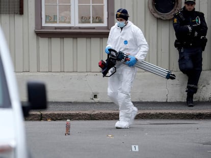 Un policía trabaja en uno de los lugares del ataque con arco y flechas cometido por un hombre en Kongsberg, Noruega.