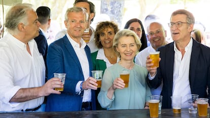 Alberto Núñez Feijóo y la presidenta de la Comisión Europea, Ursula Von der Leyen, el pasado sábado en un mitin-romería del PP en O Pino (A Coruña).